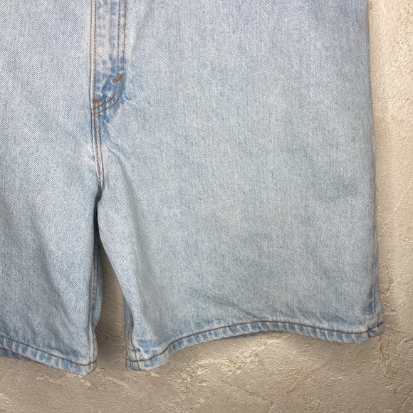 Vintage 522 Levi’s Jean Shorts - Picture 4 of 7